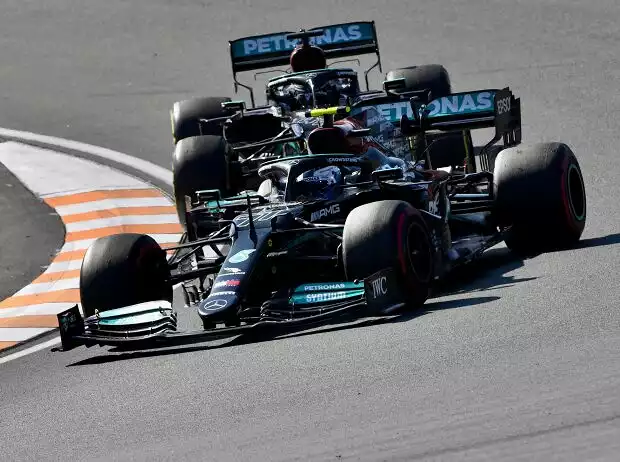 Valtteri Bottas vor Lewis Hamilton (beide Mercedes) beim Grand Prix der Niederlande in Zandvoort 2021 Titel-Bild zur News: Valtteri Bottas vor Lewis Hamilton (beide Mercedes) beim Grand Prix der Niederlande in Zandvoort 2021