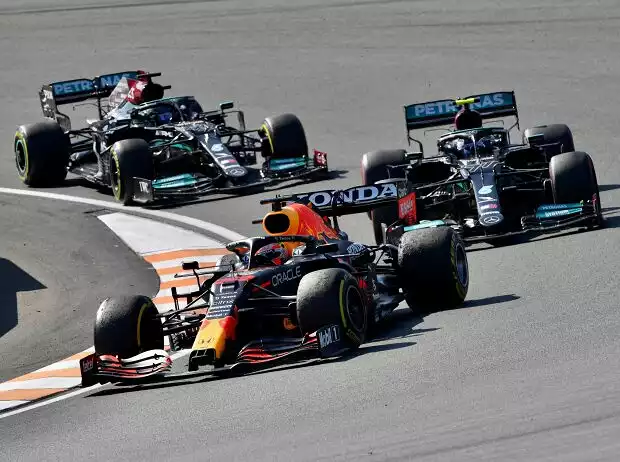 Max Verstappen im Red Bull RB16B vor den Mercedes W12 von Valtteri Bottas und Lewis Hamilton im Grand Prix der Niederlande der Formel 1 2021 in Zandvoort Titel-Bild zur News: Max Verstappen im Red Bull RB16B vor den Mercedes W12 von Valtteri Bottas und Lewis Hamilton im Grand Prix der Niederlande der Formel 1 2021 in Zandvoort