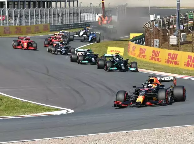 Max Verstappen im Red Bull RB16B führt nach dem Start zum Grand Prix der Niederlande der Formel 1 2021 in Zandvoort Titel-Bild zur News: Max Verstappen im Red Bull RB16B führt nach dem Start zum Grand Prix der Niederlande der Formel 1 2021 in Zandvoort