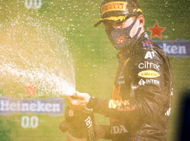 Titel-Bild zur News: Champagnerdusche: Max Verstappen (Red Bull) jubelt über seinen Sieg beim Grand Prix der Niederlande in Zandvoort 2021