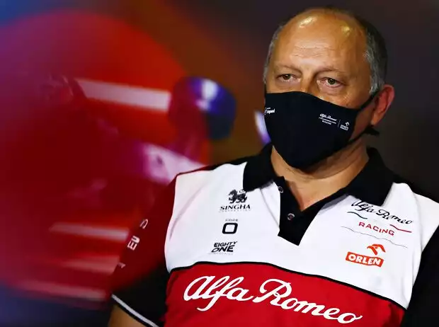 Titel-Bild zur News: Alfa-Romeo-Teamchef Frederic Vasseur auf der Pressekonferenz in Barcelona, Spanien.