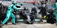 Lewis Hamilton im Mercedes W11 beim Reifenwechsel im Grand Prix von Ungarn der Formel 1 2021 auf dem Hungaroring bei Budapest