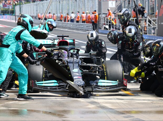 Lewis Hamilton im Mercedes W11 beim Reifenwechsel im Grand Prix von Ungarn der Formel 1 2021 auf dem Hungaroring bei Budapest Lewis Hamilton im Mercedes W11 beim Reifenwechsel im Grand Prix von Ungarn der Formel 1 2021 auf dem Hungaroring bei Budapest