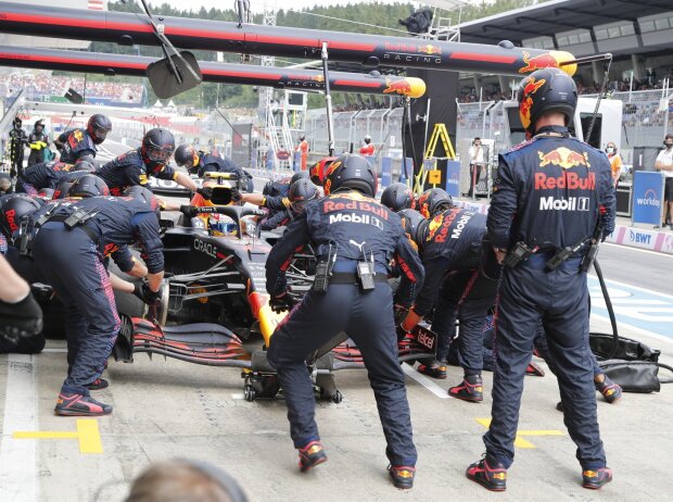 Sergio Perez im Red Bull RB16B bei einem Boxenstopp im Grand Prix von Österreich der Formel 1 2021 auf dem Red-Bull-Ring bei Spielberg Sergio Perez im Red Bull RB16B bei einem Boxenstopp im Grand Prix von Österreich der Formel 1 2021 auf dem Red-Bull-Ring bei Spielberg