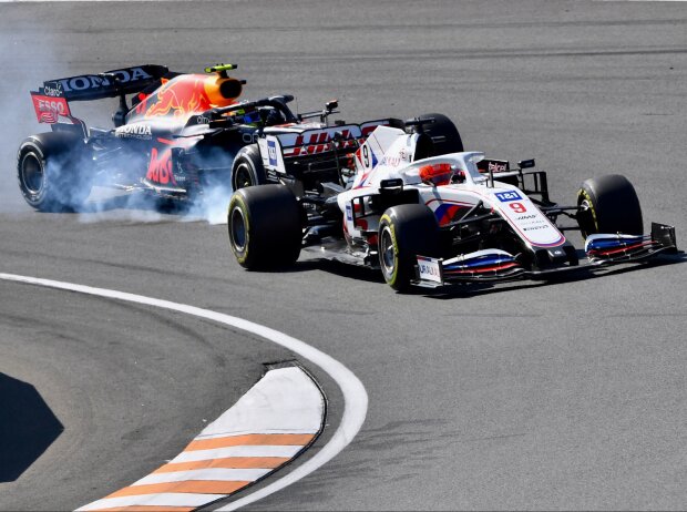Titel-Bild zur News: Sergio Perez (Red Bull) muss abbremsen, um nicht in Nikita Masepin (Haas) zu crashen, Grand Prix der Niederlande in Zandvoort 2021