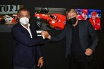 Jean Alesi und Steven Tee in der Ausstellung von Motorsport Images