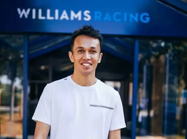 Vertrag für 2022 unterschrieben: Alexander Albon vor der Williams-Fabrik in Grove Titel-Bild zur News: Vertrag für 2022 unterschrieben: Alexander Albon vor der Williams-Fabrik in Grove