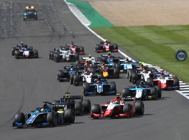 Start des Hauptrennens der Formel 2 in Silverstone 2021