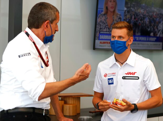 Titel-Bild zur News: Günther Steiner (Teamchef) und Mick Schumacher (Haas) beim Gespräch in der Box