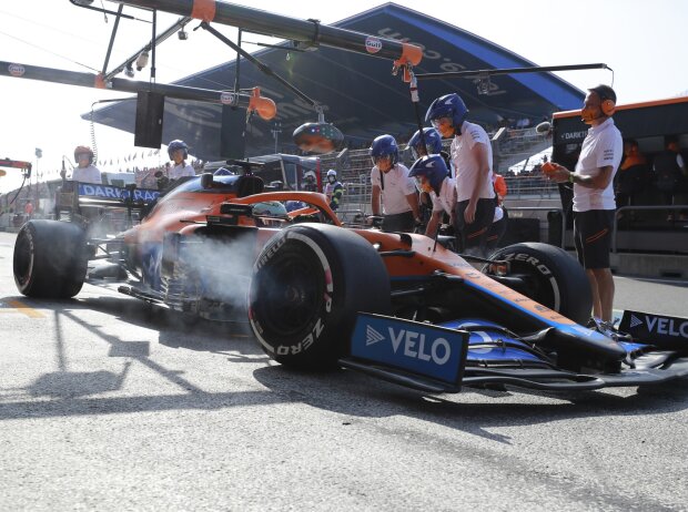 Daniel Ricciardo im McLaren MCL35M im Training zum Grand Prix der Niederlande der Formel 1 2021 in Zandvoort nach einem Boxenstopp in der Boxengasse