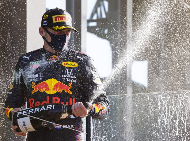 Titel-Bild zur News: Max Verstappen (Red Bull) feiert den Sieg beim Großen Preis der Niederlande in Zandvoort 2021