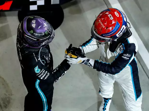 Lewis Hamilton (Mercedes) und George Russell (Williams) nach dem Qualifying zum Grand Prix von Belgien in Spa-Francorchamps Titel-Bild zur News: Lewis Hamilton (Mercedes) und George Russell (Williams) nach dem Qualifying zum Grand Prix von Belgien in Spa-Francorchamps