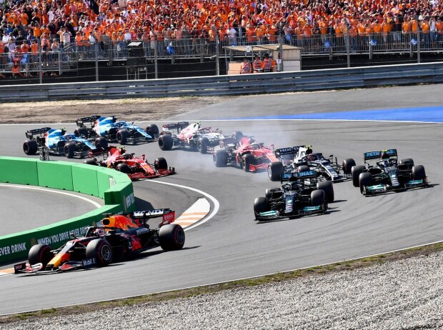 Titel-Bild zur News: Max Verstappen führt nach dem Start zum Grand Prix der Niederlande der Formel 1 2021 in Zandvoort