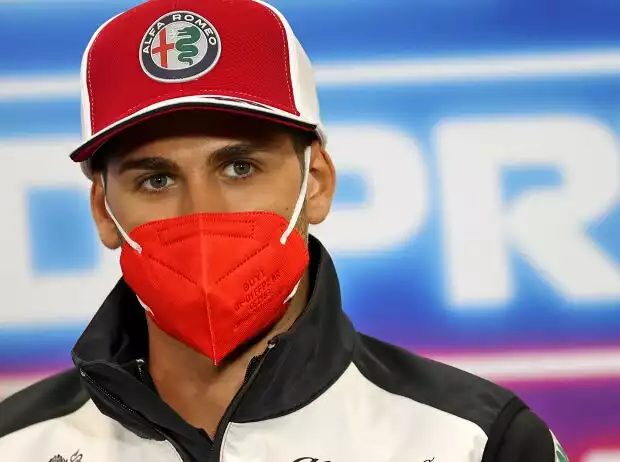 Titel-Bild zur News: Antonio Giovinazzi von Alfa Romeo in der Pressekonferenz der Formel 1