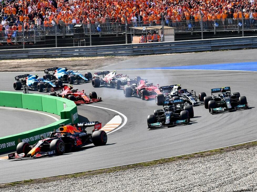 Max Verstappen führt nach dem Start zum Grand Prix der Niederlande der Formel 1 2021 in Zandvoort