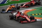 Charles Leclerc (Ferrari), Daniel Ricciardo (McLaren) und Carlos Sainz (Ferrari) 