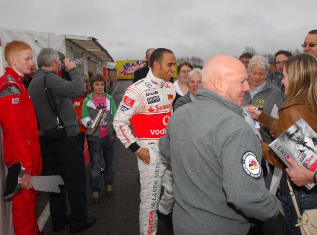 2009 auf der Kartbahn: George Russell (11), bittet Formel-1-Weltmeister Lewis Hamilton (McLaren) schüchtern um ein Autogramm