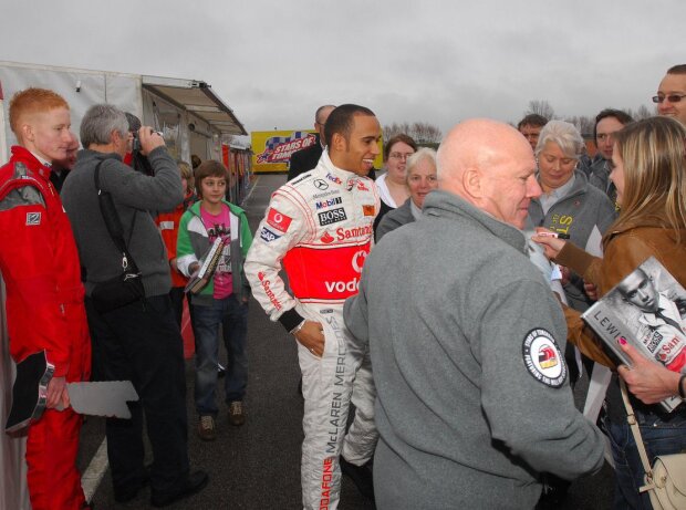 2009 auf der Kartbahn: George Russell (11), bittet Formel-1-Weltmeister Lewis Hamilton (McLaren) schüchtern um ein Autogramm 2009 auf der Kartbahn: George Russell (11), bittet Formel-1-Weltmeister Lewis Hamilton (McLaren) schüchtern um ein Autogramm