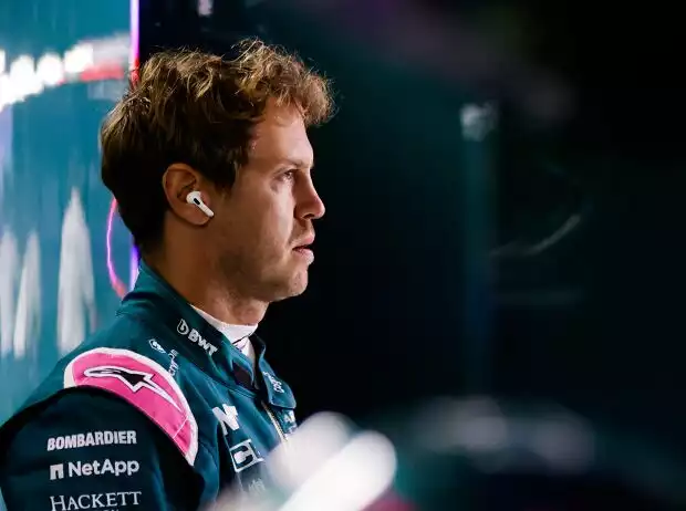 Sebastian Vettel (Aston Martin) in der Box Titel-Bild zur News: Sebastian Vettel (Aston Martin) in der Box