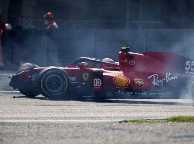 Titel-Bild zur News: Unfall von Carlos Sainz (Ferrari) in der Ascari-Schikane im zweiten Freien Training zum Grand Prix von Italien in Monza 2021