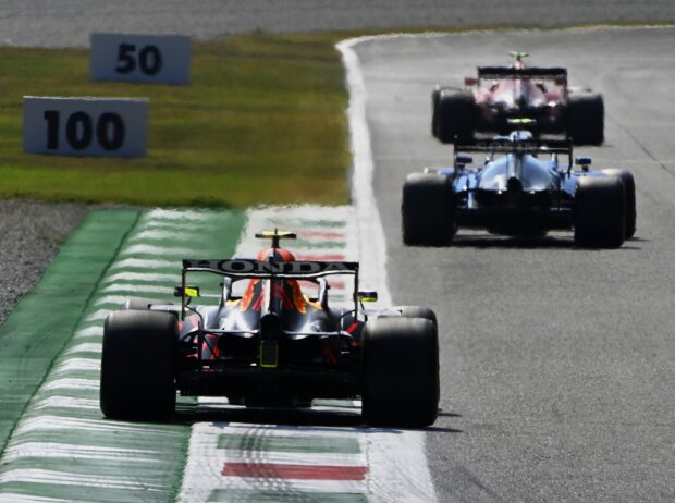 Titel-Bild zur News: Nicholas Latifi vor Sergio Perez im Qualifying zum Grand Prix von Italien der Formel 1 2021 in Monza