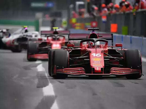 Charles Leclerc im Ferrari SF21 in der Boxengasse beim Grand Prix von Italien der Formel 1 2021 in Monza Titel-Bild zur News: Charles Leclerc im Ferrari SF21 in der Boxengasse beim Grand Prix von Italien der Formel 1 2021 in Monza