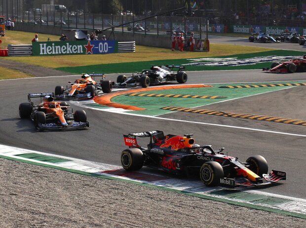 Titel-Bild zur News: Max Verstappen (Red Bull RB16B) vor Daniel Ricciardo, Lando Norris (beide McLaren MCL35M) und Lewis Hamilton (Mercedes W12) beim Formel-1-Sprint in Monza 2021