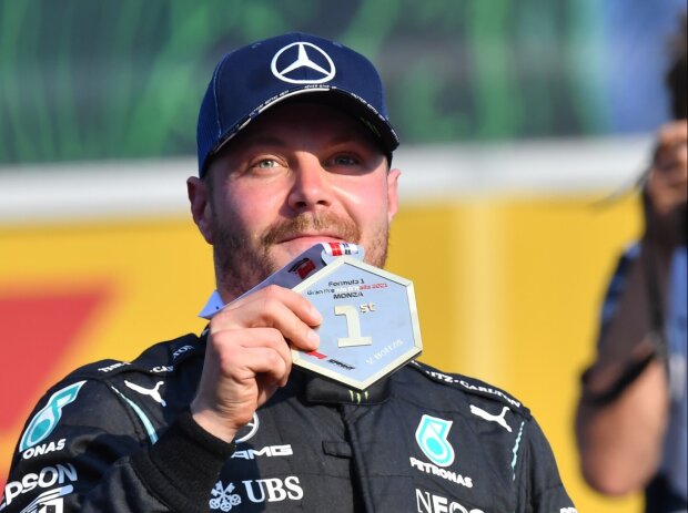 Valtteri Bottas (Mercedes) mit der Medaille für den Sieg beim Formel-1-Sprint in Monza 2021