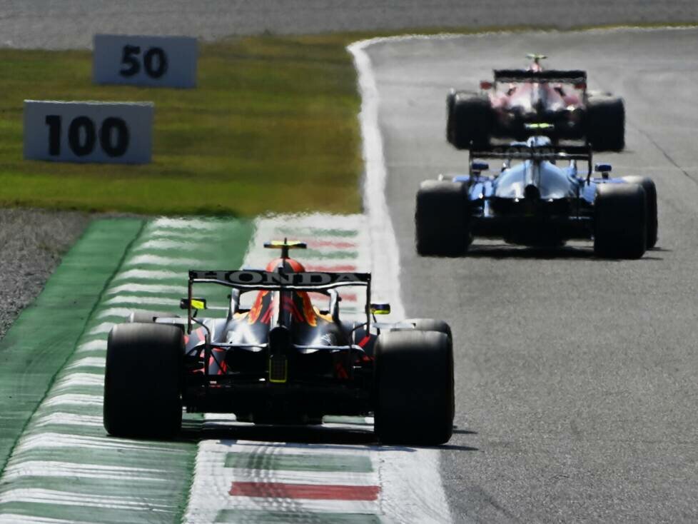 Nicholas Latifi vor Sergio Perez