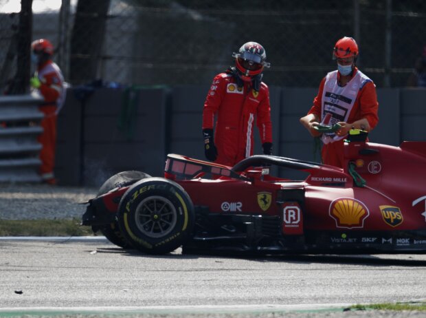 Ferrari-Fahrer Carlos Sainz begutachtet seinen SF21 nach dem Unfall in der Ascari-Schikane im Training zum Grand Prix von Italien der Formel 1 2021 in Monza