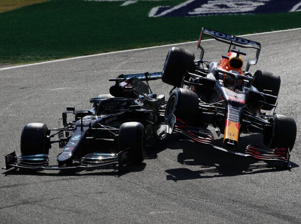 Titel-Bild zur News: Der Unfall von Lewis Hamilton im Mercedes und Max Verstappen in Runde 26 beim Italien-Grand-Prix der Formel 1 2021 in Monza