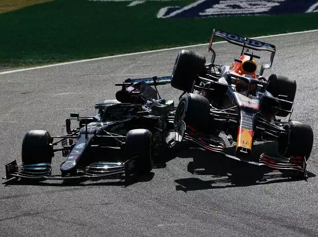 Der Unfall von Lewis Hamilton im Mercedes und Max Verstappen in Runde 26 beim Italien-Grand-Prix der Formel 1 2021 in Monza Titel-Bild zur News: Der Unfall von Lewis Hamilton im Mercedes und Max Verstappen in Runde 26 beim Italien-Grand-Prix der Formel 1 2021 in Monza
