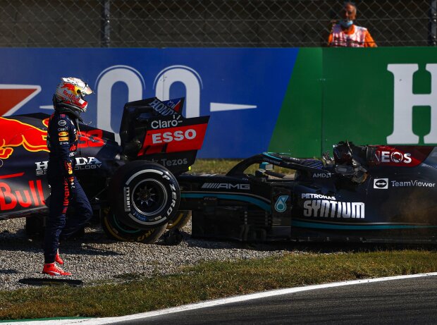 Titel-Bild zur News: Lewis Hamilton (Mercedes W12) & Max Verstappen (Red Bull RB16B) kollidieren im Formel-1-Rennen von Italien in Monza 2021