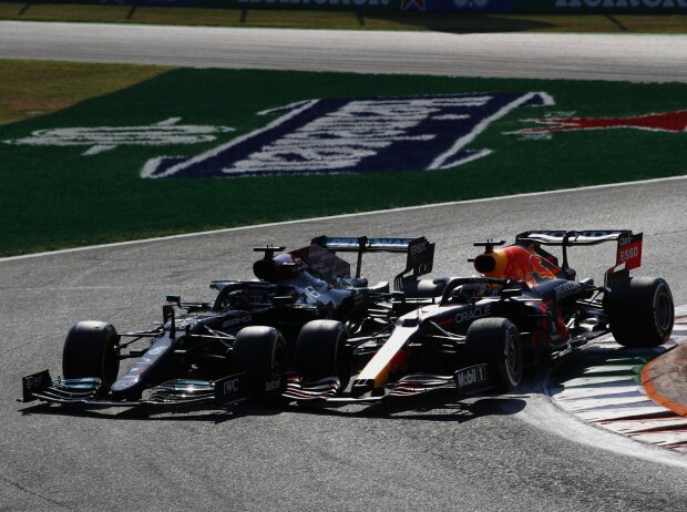 Titel-Bild zur News: Lewis Hamilton (Mercedes W12) und Max Verstappen (Red Bull RB16B) kollidieren beim Formel-1-Rennen von Italien in Monza 2021