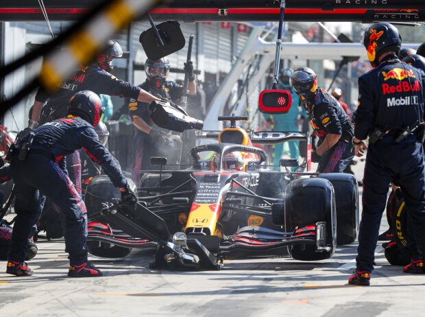 Max Verstappen (Red Bull RB16B) beim Boxenstopp beim Formel-1-Rennen von Italien in Monza 2021