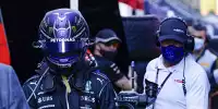 Lewis Hamilton (Mercedes) geht nach dem Crash mit Max Verstappen (Red Bull) beim Grand Prix von Italien in Monza 2021 enttäuscht zurück an die Box und wird dabei von einem Kameramann verfolgt
