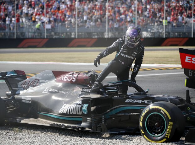 Titel-Bild zur News: Lewis Hamilton (Mercedes) steigt nach dem Crash mit Max Verstappen (Red Bull) beim Grand Prix von Italien in Monza 2021 aus dem Wrack aus