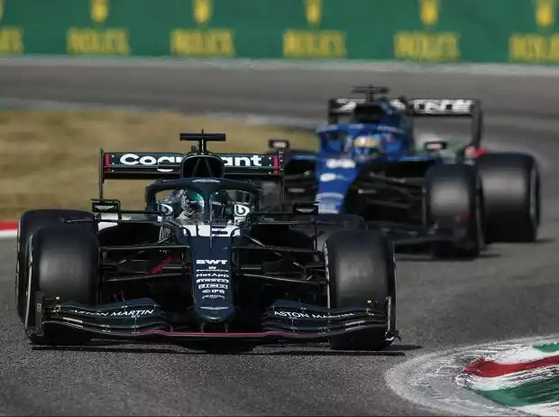 Lance Stroll im Aston Martin vor Fernando Alonso im Alpine beim Grand Prix von Italien der Formel 1 2021 in Monza Titel-Bild zur News: Lance Stroll im Aston Martin vor Fernando Alonso im Alpine beim Grand Prix von Italien der Formel 1 2021 in Monza