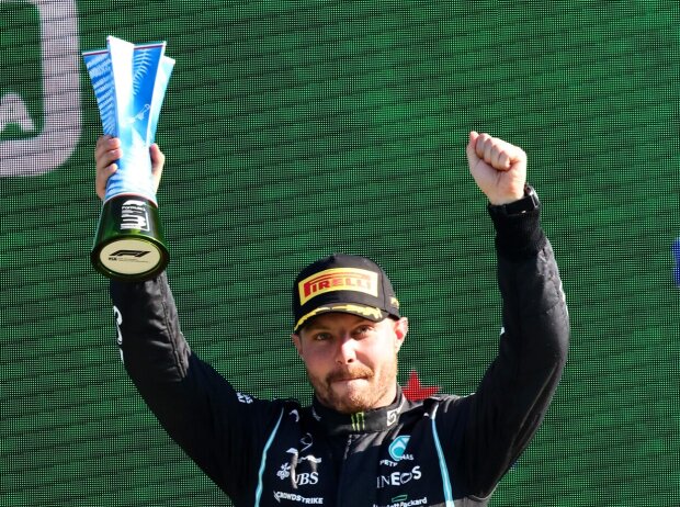 Valtteri Bottas mit dem Pokal für Platz drei beim Italien-Grand-Prix der Formel 1 2021 in Monza auf dem Podium