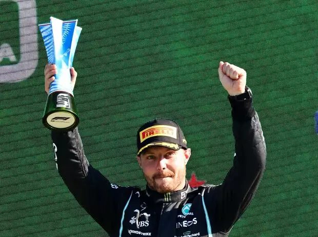 Valtteri Bottas mit dem Pokal für Platz drei beim Italien-Grand-Prix der Formel 1 2021 in Monza auf dem Podium Titel-Bild zur News: Valtteri Bottas mit dem Pokal für Platz drei beim Italien-Grand-Prix der Formel 1 2021 in Monza auf dem Podium