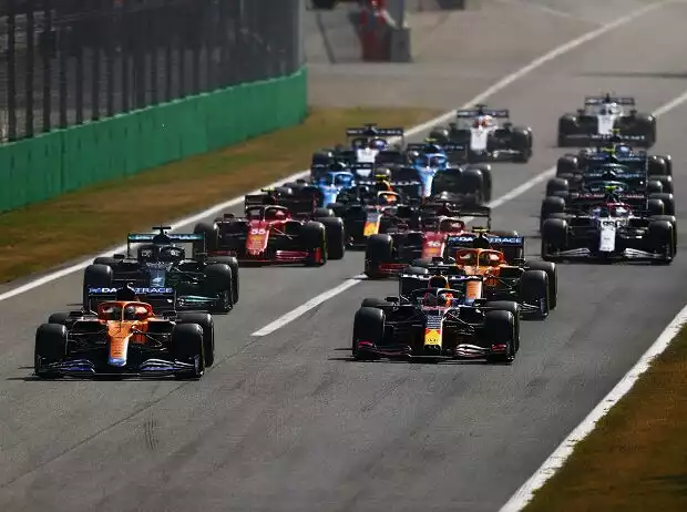 Formel-1-Start in Monza zum Grand Prix von Italien 2021 mit Daniel Ricciardo und Max Verstappen in Reihe eins Titel-Bild zur News: Formel-1-Start in Monza zum Grand Prix von Italien 2021 mit Daniel Ricciardo und Max Verstappen in Reihe eins