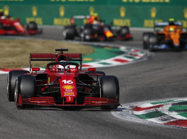 Titel-Bild zur News: Der Ferrari SF21 von Charles Leclerc im Vordergrund mit Lando Norris und Sergio Perez dahinter beim Grand Prix von Italien der Formel 1 2021 in Monza