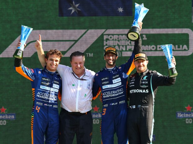 Die Siegerehrung beim Grand Prix von Italien in Monza 2021: Lando Norris, Zak Brown, Daniel Ricciardo, Valtteri Bottas
