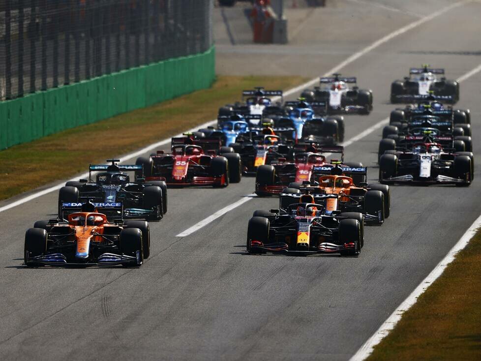Formel-1-Start in Monza zum Grand Prix von Italien 2021 mit Daniel Ricciardo und Max Verstappen in Reihe eins