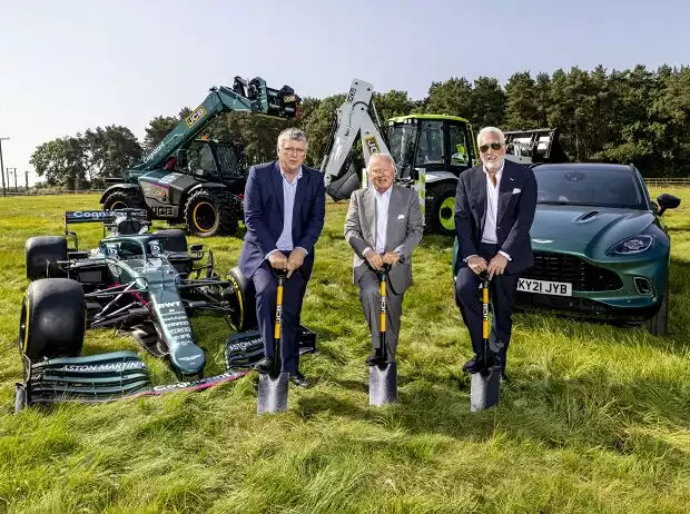Otmar Szafnauer und Lawrence Stroll beim Spatenstich für die neue Formel-1-Fabrik des Aston-Martin-Teams in Silverstone Titel-Bild zur News: Otmar Szafnauer und Lawrence Stroll beim Spatenstich für die neue Formel-1-Fabrik des Aston-Martin-Teams in Silverstone