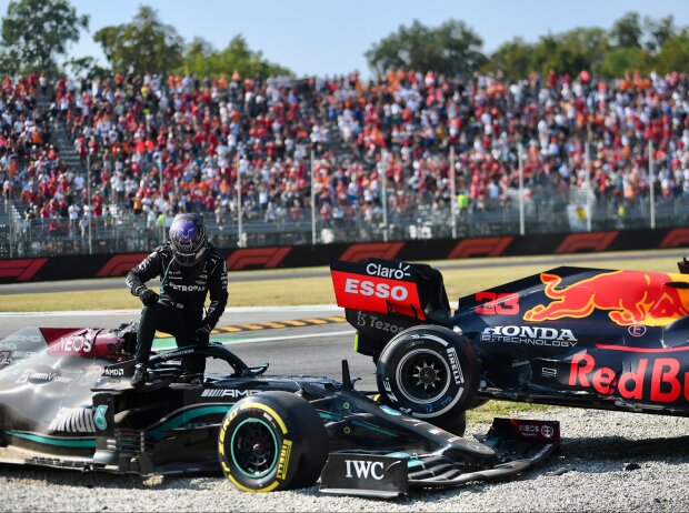 Titel-Bild zur News: Lewis Hamilton (Mercedes) steigt nach der Kollision mit Max Verstappen (Red Bull) beim Grand Prix von Italien in Monza 2021 aus dem Cockpit