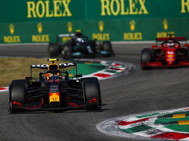 Sergio Perez (Red Bull) hat sich im Duell mit Charles Leclerc (Ferrari) beim Grand Prix von Italien in Monza 2021 einen anhaltenden Vorteil verschafft, indem er beim Überholen die Strecke abgekürzt hat Sergio Perez (Red Bull) hat sich im Duell mit Charles Leclerc (Ferrari) beim Grand Prix von Italien in Monza 2021 einen anhaltenden Vorteil verschafft, indem er beim Überholen die Strecke abgekürzt hat