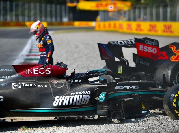 Titel-Bild zur News: Lewis Hamilton (Mercedes) und Max Verstappen (Red Bull) nach ihrem Crash beim Grand Prix von Italien in Monza 2021