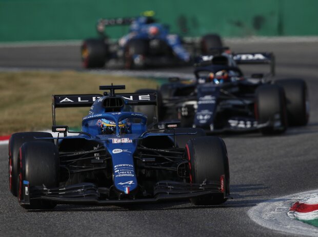 Titel-Bild zur News: Fernando Alonso im Alpine A521 vor Yuki Tsunoda im AlphaTauri AT02 beim Grand Prix von Italien der Formel 1 2021 in Monza