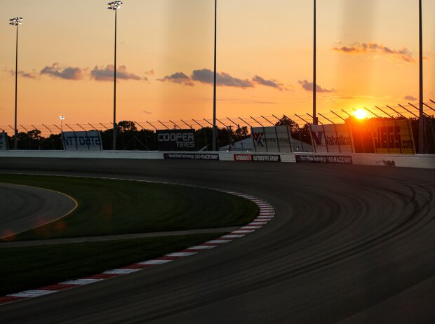 Titel-Bild zur News: Sonnenuntergang im Gateway Motorsports Park in St. Louis